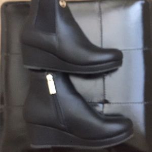 Hey guys I’m selling Michael Kors High-heels for👧